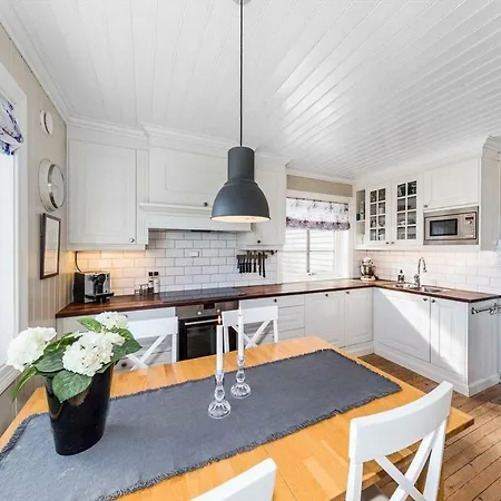 Villa 1 Almeveien Risør